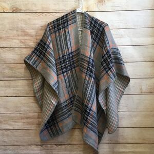 LOOK REVERSIBLE PONCHO IN GRAY PLAID AND HOUNDSTOOTH PRINT